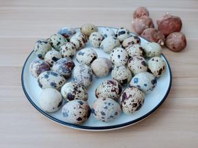 香菇与鹌鹑蛋搭配一起做酱烧的口味。