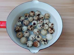 锅里加水没过鹌鹑蛋。