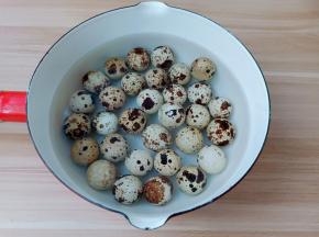 锅里加水没过鹌鹑蛋。