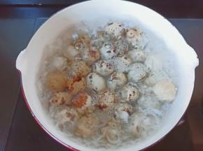 待鹌鹑蛋熟即可关火。