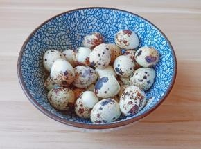 碗上面盖一个大盘子，前后左右摇晃鹌鹑蛋，剥壳特别方便。