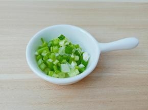 小葱切成葱花。