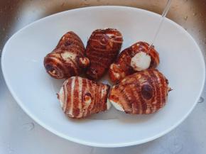 带手套清洗芋艿。芋头中会带些浓稠的粘液，它具有较强的刺激性，轻轻粘上点就会引起皮肤瘙痒和红肿，处理它的方式也简单，只要用热水清洗下即可缓解，清洗或者削皮时建议戴上手套。