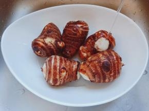 带手套清洗芋艿。芋头中会带些浓稠的粘液，它具有较强的刺激性，轻轻粘上点就会引起皮肤瘙痒和红肿，处理它的方式也简单，只要用热水清洗下即可缓解，清洗或者削皮时建议戴上手套。