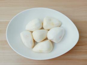 将芋艿削皮再冲一下水。