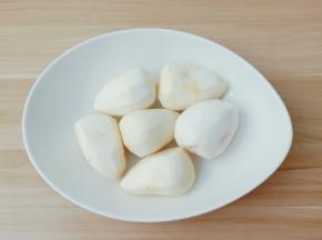 将芋艿削皮再冲一下水。