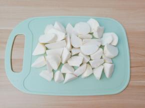 芋艿切成滚刀块。