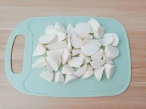 芋艿切成滚刀块。