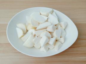 将切好的芋艿放入碗里。