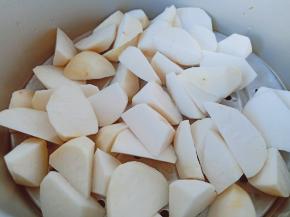 蒸锅放适量的冷水，放上芋艿上锅蒸熟。