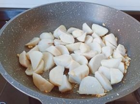 倒入蒸熟的芋艿。