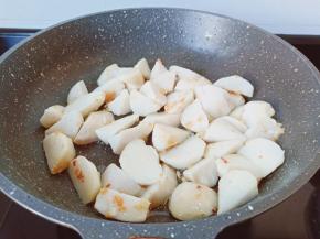 开大火翻炒片刻。