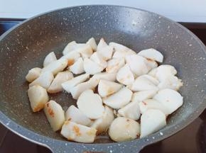 开大火翻炒片刻。