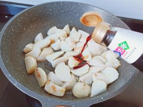 倒入少许的生抽。