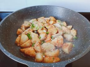 轻轻晃动锅将这些调味料掂均匀起锅。