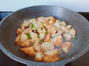 轻轻晃动锅将这些调味料掂均匀起锅。