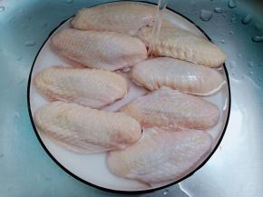 鸡翅浸泡清水，去除一下xue水。