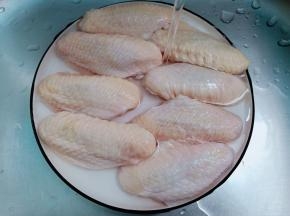 鸡翅浸泡清水，去除一下xue水。