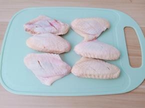 鸡翅正反两面各划两下。