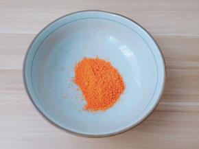 烤鸡翅粉放入大碗里。