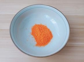 烤鸡翅粉放入大碗里。