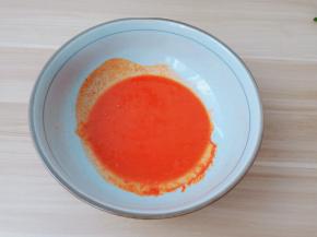 用筷子搅拌一下。