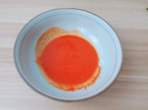 用筷子搅拌一下。