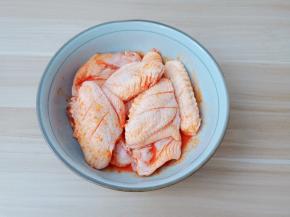 把鸡翅一个个搅拌均匀。