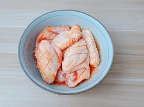 把鸡翅一个个搅拌均匀。