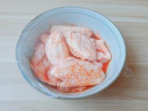 盖上保鲜膜腌制一晚。