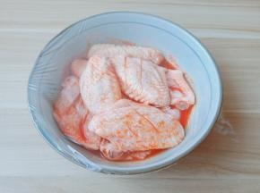 盖上保鲜膜腌制一晚。