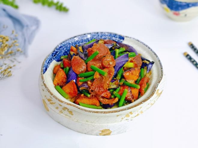 腊肠蒜薹炒茄子