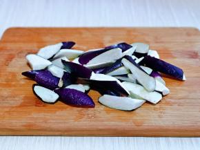 茄子洗干净，切菱形块。