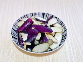 放入器具中，撒上少许食用盐腌制10分钟，腌制好后将水分挤干。