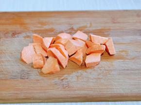 地瓜去皮洗干净，切菱形块。