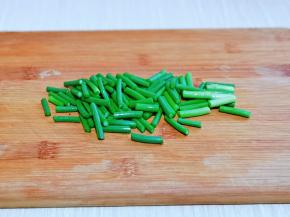 蒜薹洗干净切段。