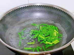 蒜薹焯水，水烧开后，下蒜薹大火1分钟捞出过凉水。