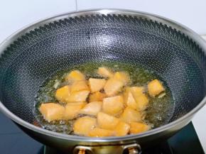 锅中加入食用油，加入切好的地瓜块，中火炸制金黄捞出控油。