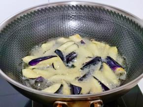 茄子过油，1分钟捞出控油，时间不要太长。