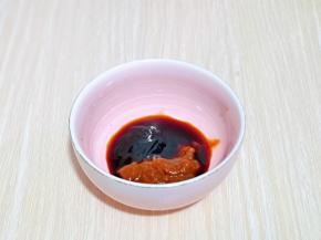 将黄豆酱，蚝油，生抽，加入碗中，再加入少量纯净水搅拌均匀。
