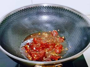 再倒入调好的酱料汁煸炒。