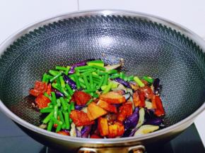 加入茄子，地瓜，蒜薹，十三香，小火翻炒均匀。