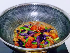 加入半小碗纯净水，大火烧开，快速翻炒，汤汁浓稠关火出锅。