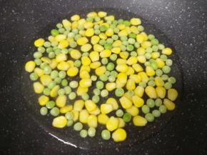 玉米粒和豌豆焯水，捞出控一下水分备用。