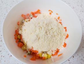 加入玉米饺子粉搅拌均匀。