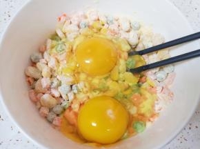 打入鸡蛋搅拌均匀。