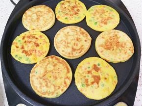 玉米鸡蛋饼煎至两面金黄就熟了，这些食材一共做了8个鸡蛋饼。