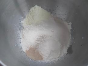 除黄油、盐外的全部食材放入厨师机面桶内，启动厨师机，先一档3分钟把食材混合均匀，转2档15分钟，把面团打至粗膜的状态。