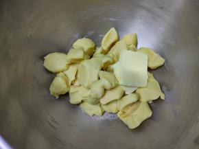 用剪刀把揉好的面团剪成小块，加入软化好的黄油跟玫瑰海盐，启动厨师机2档10-12分钟转3档8分钟即可。