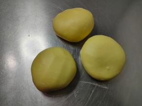 简单收拢成一个光滑且不粘手的面团，称重均分成三等分，简单揉搓整圆。